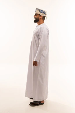 رجل عماني بالزي التقليدي الدشداشة والكمة