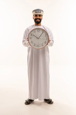 رجل عماني يحمل ساعة حائط على خلفية بيضاء