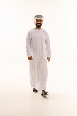 رجل عماني بالزي التقليدي يمشي في الاستوديو