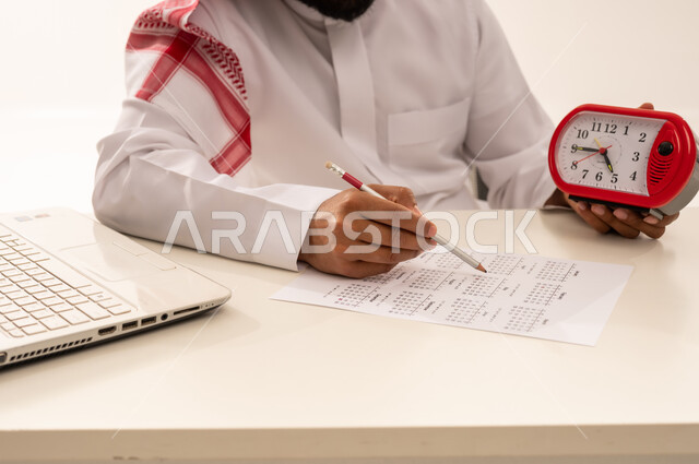 رجل سعودي يخطط باستخدام التقويم وساعة المنبه