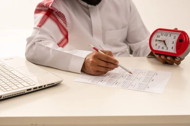 رجل سعودي يخطط باستخدام التقويم وساعة المنبه
