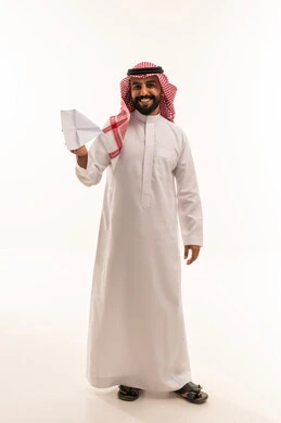 رجل سعودي بالزي التقليدي يمسك طائرة ورقية