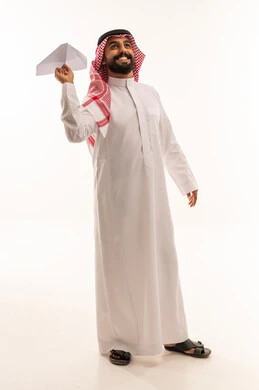رجل سعودي بالثوب يحمل طائرة ورقية خلفية بيضاء