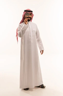 رجل سعودي يحمل عدسة مكبرة على خلفية بيضاء