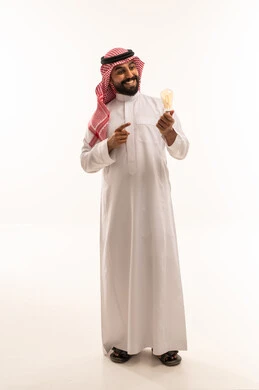 رجل سعودي يحمل مصباحاً كهربائياً على خلفية بيضاء