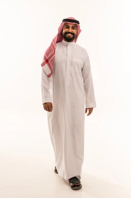 رجل سعودي بالزي التقليدي يمشي على خلفية بيضاء
