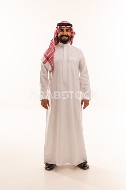 رجل سعودي بالزي التقليدي والثوب على خلفية بيضاء