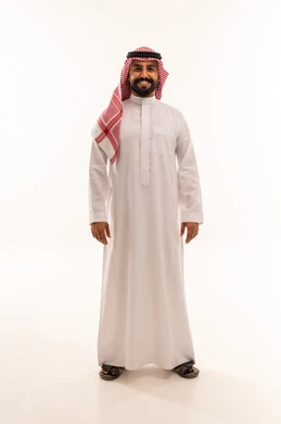 رجل سعودي بالزي التقليدي والثوب على خلفية بيضاء