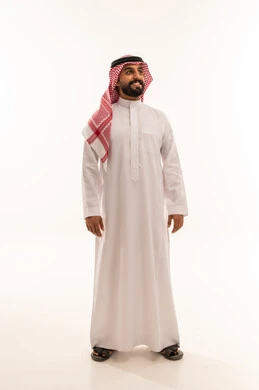 رجل سعودي بالثوب التقليدي على خلفية بيضاء