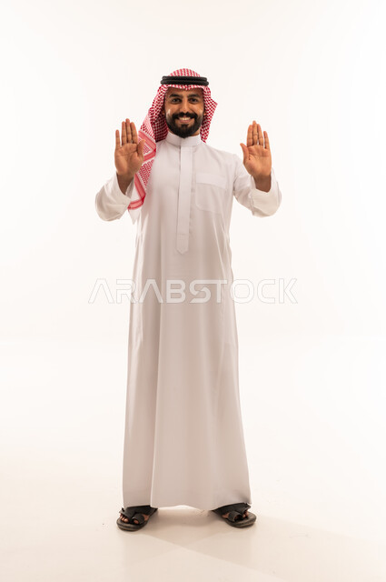 رجل سعودي بالزي التقليدي وإيماءة اليد