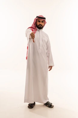 رجل سعودي بالزي التقليدي يشير بالإبهام للأسفل