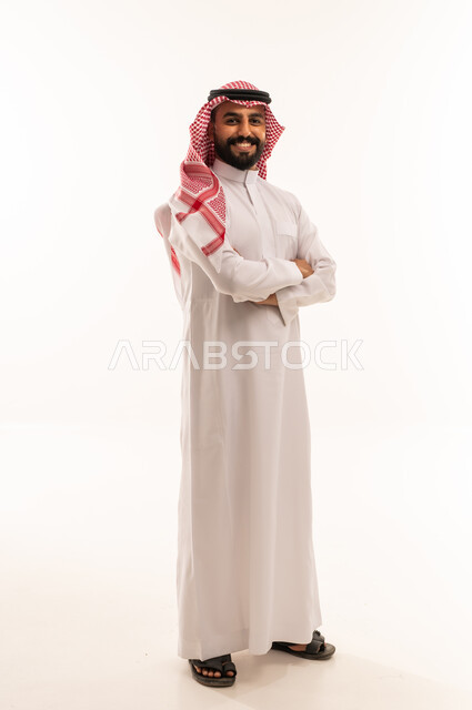 رجل سعودي بالثوب التقليدي على خلفية بيضاء