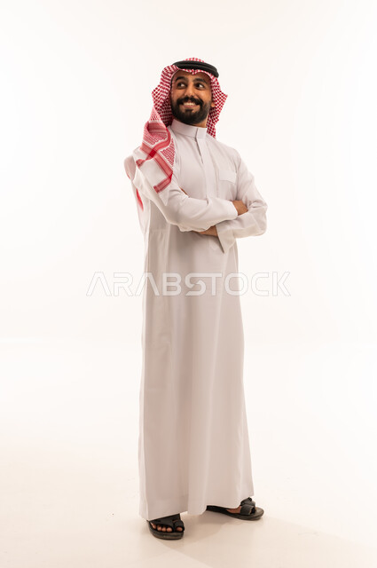 رجل سعودي بالثوب التقليدي أمام خلفية بيضاء