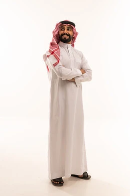 رجل سعودي بالثوب التقليدي أمام خلفية بيضاء