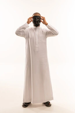 رجل سعودي بالثوب الأبيض يضع قناع الوجه الأسود