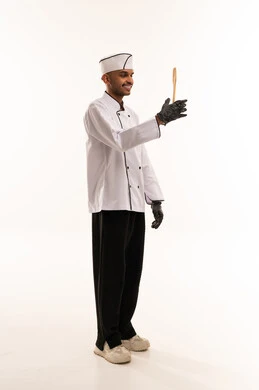 طباخ سعودي بالزي الرسمي مع ملعقة خشبية