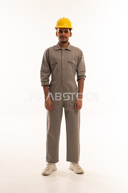 مهندس سعودي بخوذة السلامة على خلفية بيضاء