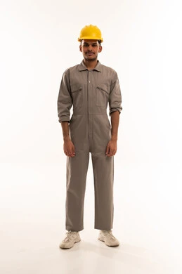 مهندس سعودي بخوذة السلامة على خلفية بيضاء