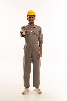 عامل عربي بخوذة وإيماءة إبهام خلفية بيضاء