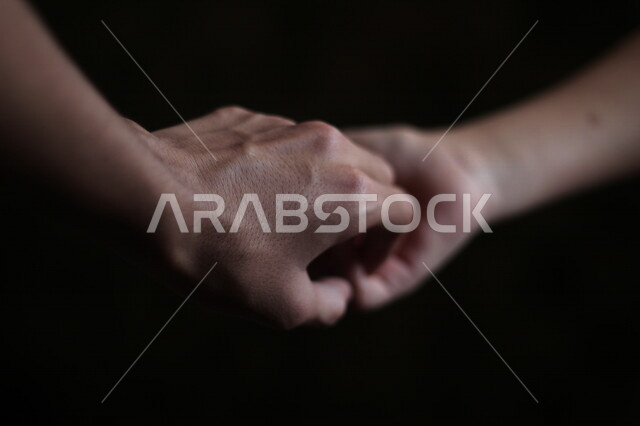 صورة مقربة ليدان متحدتان، مفهوم الترابط والوحدة، الحب والرعاية، خلفية سوداء