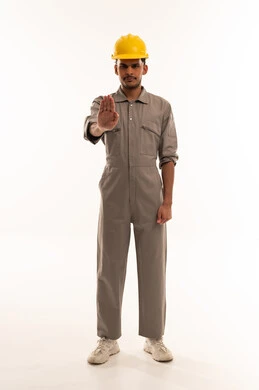 عامل بناء هندي يشير بعلامة التوقف بخلفية بيضاء