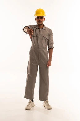 عامل بناء سعودي يشير بالرفض أمام خلفية بيضاء