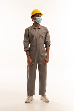 عامل بناء سعودي ببدلة عمل رمادية وخوذة حماية