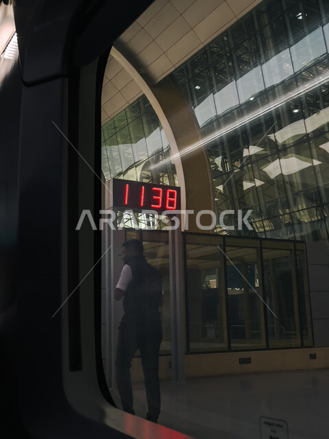 صورة من الخلف لرجل عربي خليجي، نافذة قطار، قاعة انتظار، محطة القطار، لوحة رقمية