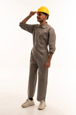 فني سعودي يرتدي بدلة عمل وخوذة سلامة صفراء