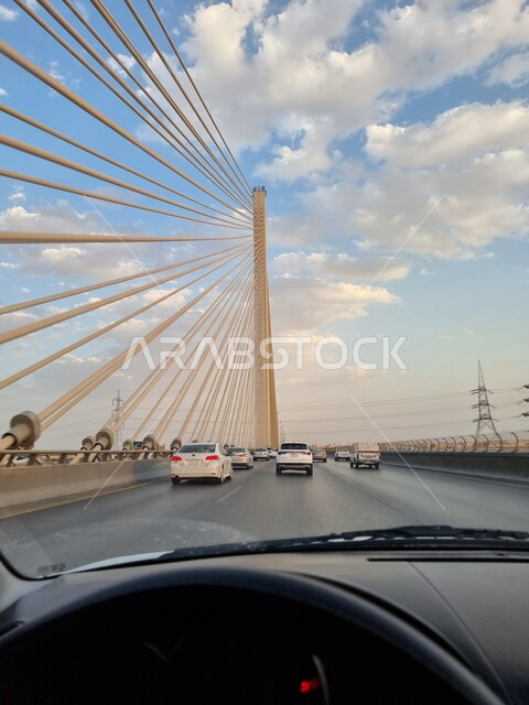 صورة مقربة لجسر وادي لبن المعلق المدعوم بالكوابل، جسر مدينة الرياض بالمملكة العربية السعودية، وادي لبن، حركة المرور على جسر الرياض، الجسر المعلق في الرياض