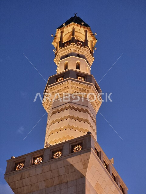 صورة مقربة لمئذنة إحدى المساجد بالمملكة العربية السعودية، العبادة والتقرب إلى الله، صوت الأذان، دعوة المسملين للصلاة، مئذنة المسجد ، منارة المسجد