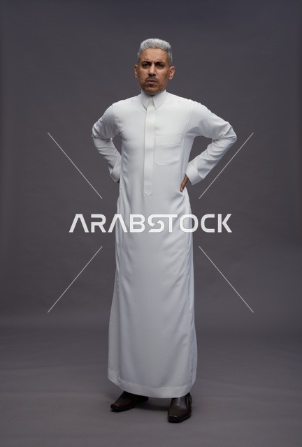 رجل سعودي بالثوب الأبيض على خلفية رمادية