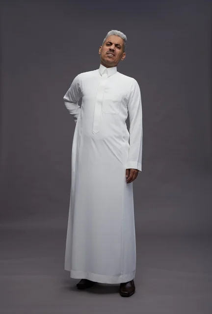 رجل سعودي بالثوب الأبيض على خلفية رمادية سادة