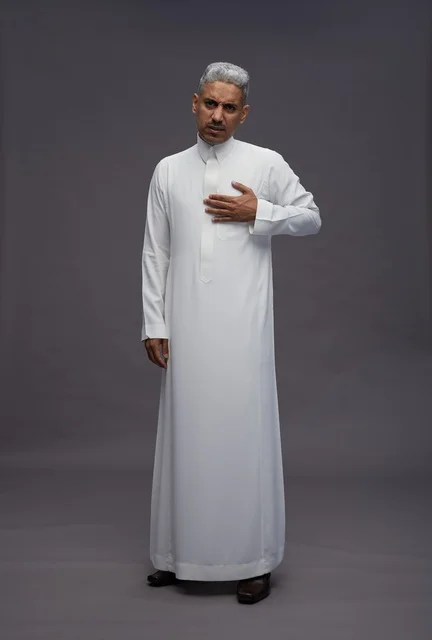 رجل سعودي بالثوب الأبيض التقليدي في استوديو