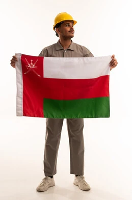 مهندس عماني يحمل علم سلطنة عمان بزي العمل