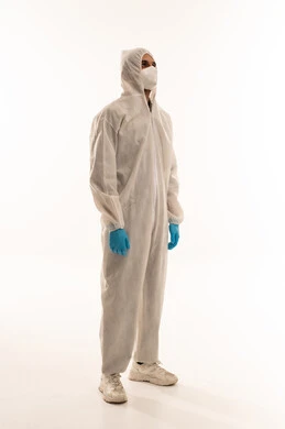 رجل عربي يرتدي بدلة وقاية بيضاء كاملة