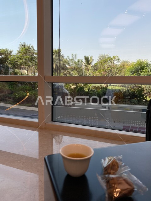 صورة لكوب القهوة على طاولة في احد الكافيهات، قهوة اسبريسو، مشروبات ساخنة، جلسات هادئة في مقاهي السعودية، اطلالة جمالية على الطبيعة