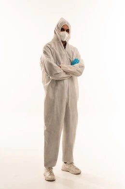 رجل عربي يرتدي بدلة وقاية بيضاء وكمامة وجه