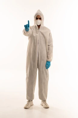 رجل عربي ببدلة وقاية بيضاء مع إيماءة تحذير