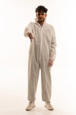 شاب سعودي ببدلة واقية بيضاء يشير بعدم الرضا