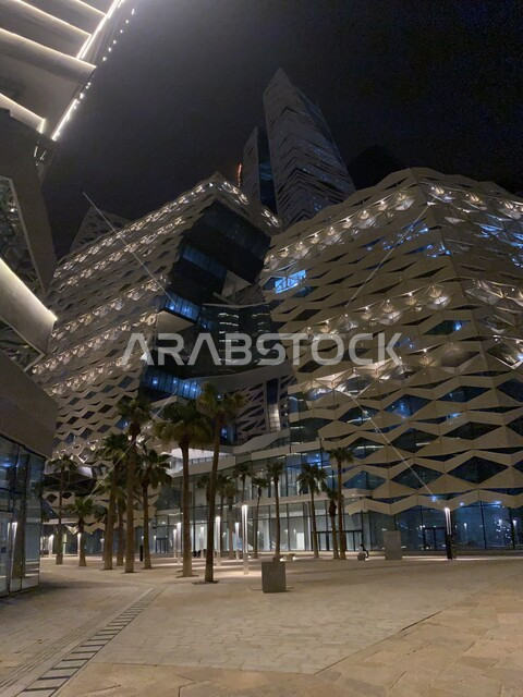 تصوير ليلي لمركز الملك عبد الله المالي (كافد) في مدينة الرياض بالمملكة العربية السعودية، الفن الهندسي المعماري بالسعودية، معالم مشهورة في الرياض، ابراج مالية واقتصادية، السياحة في المملكة العربية السعودية