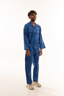 عامل هندي يرتدي زي عمل أزرق في الاستوديو