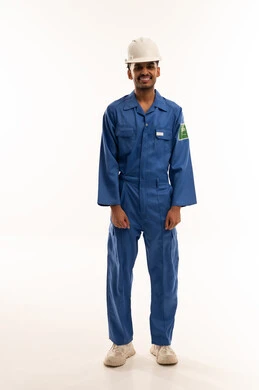 عامل صيانة ببدلة زرقاء وخوذة سلامة بيضاء