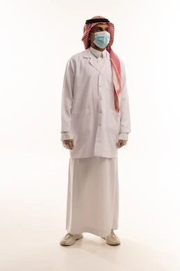 طبيب سعودي يرتدي معطف طبي وكمامة واقية