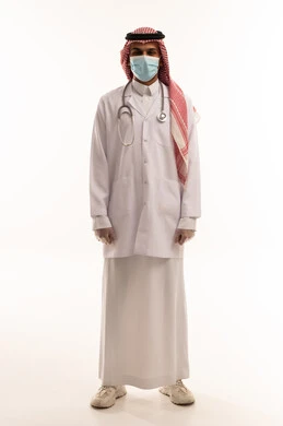 طبيب سعودي بالثوب التقليدي ومعطف المختبر والكمامة