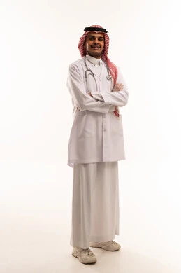 طبيب سعودي يرتدي معطف المختبر الأبيض في لقطة استوديو