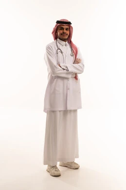 طبيب سعودي بالمعطف الطبي الأبيض مع سماعة طبية