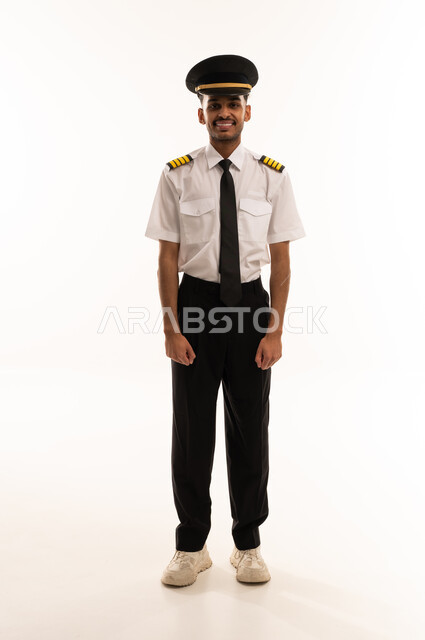 طيار سعودي بالزي الرسمي لشركات الطيران