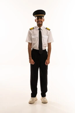 طيار سعودي بالزي الرسمي لشركات الطيران