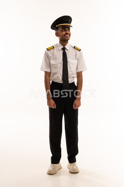 طيار سعودي بزي رسمي في استوديو تصوير